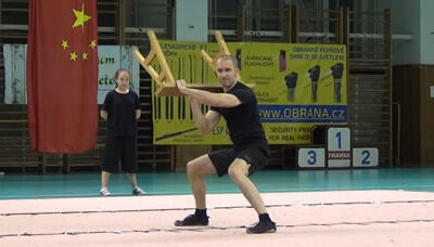 Krátké demo PHK na 2. evropském wushu festivalu: Sestava beze zbraně, dlouhá tyč a lavička